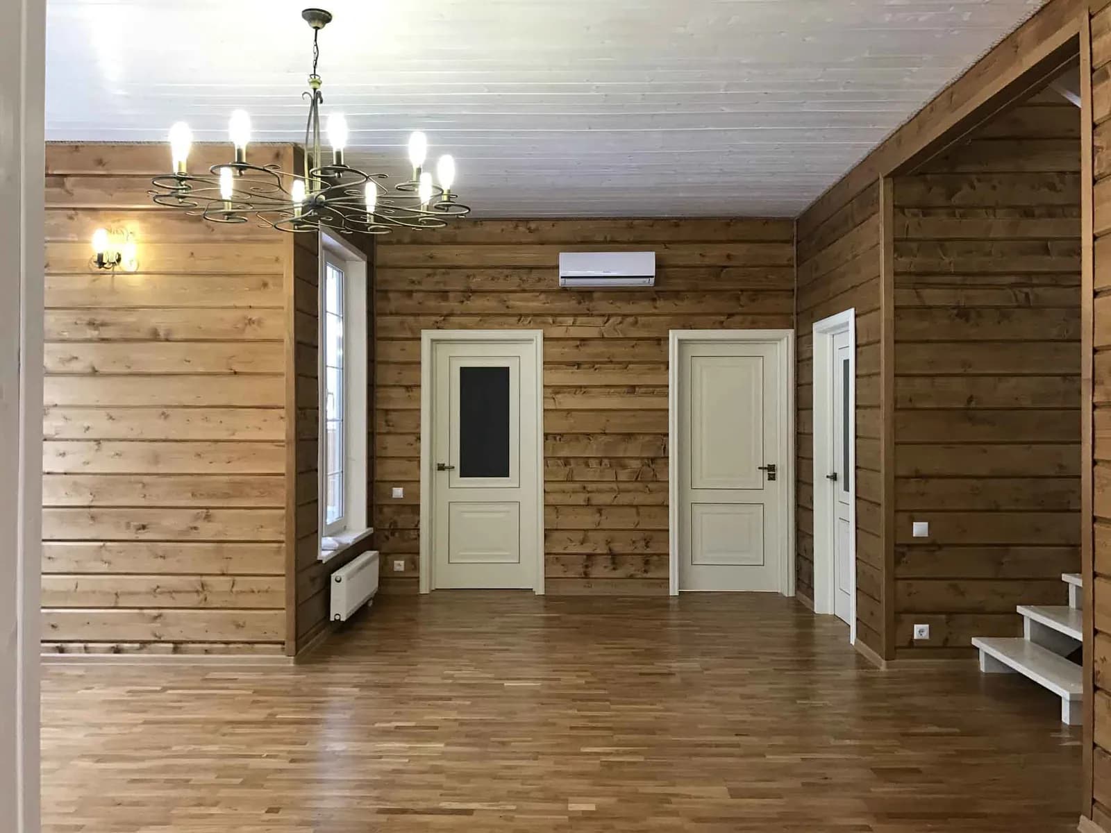 Холл с межкомнатными дверями