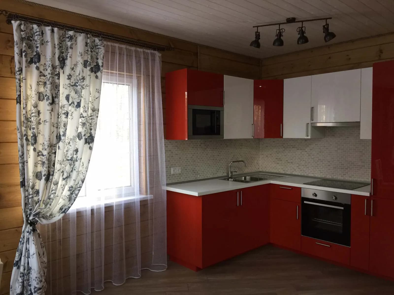Кухня с красным гарнитуром